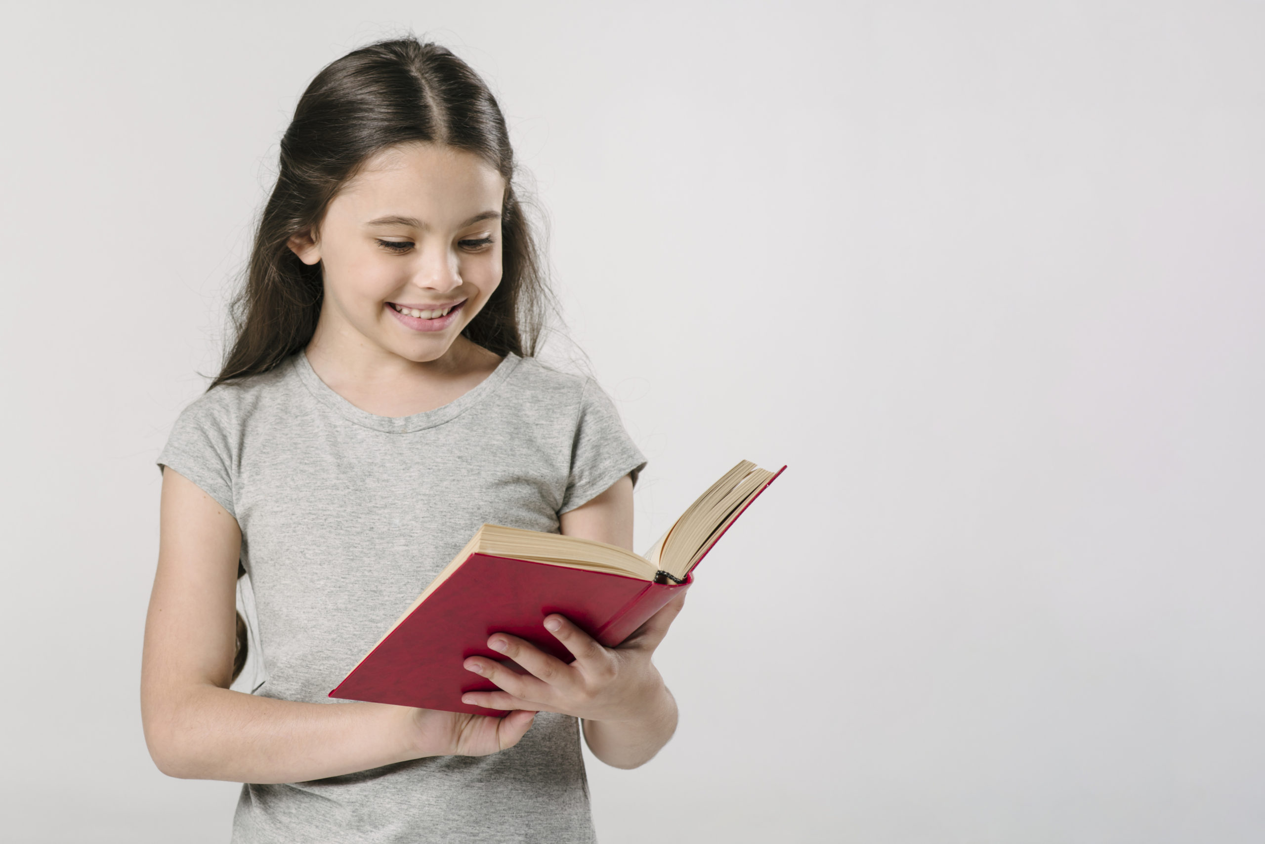 Программа читает вслух. Ребенок с книгой в руках. Книги для детей. Книжки руками детей. Девочка читает книгу.