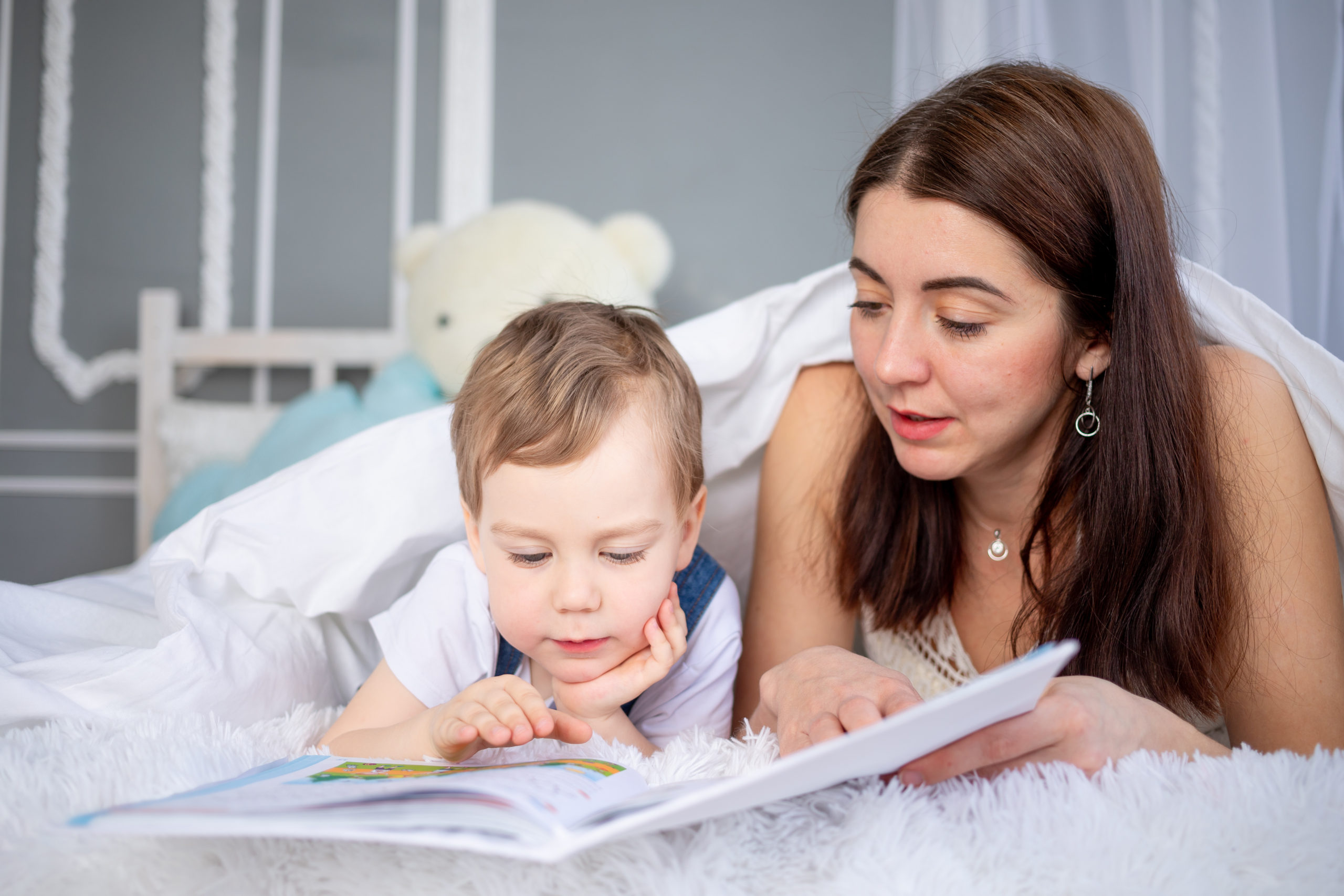 Читать мама с другом. Мама читает ребенку. Чтение с мамой. Мама читает сказку. Мама и дети читают красивые.