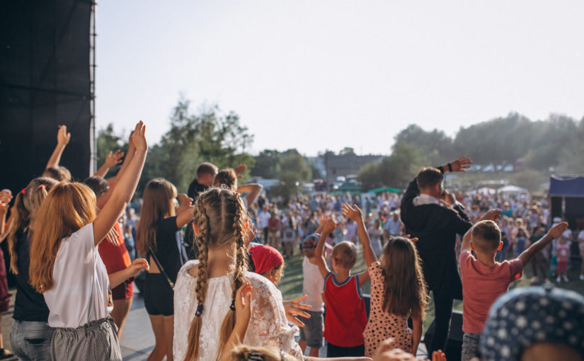 Дискотека в детском лагере: музыка, медляки и волшебство под звёздами